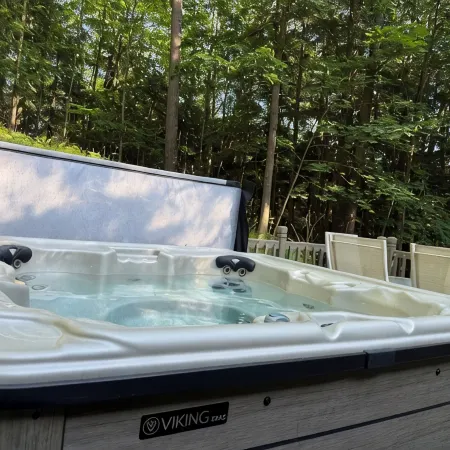 Peaceful cabin hideaway with fire pit & hot tub only 3 blocks from Walloon Lake