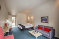 The Claremont Motel Hotels in 
