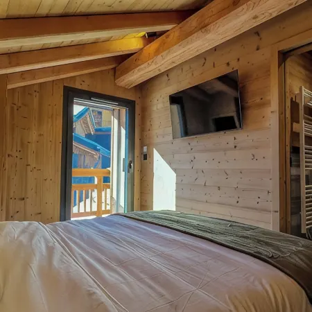 CHALET LOUNE sleeps 14 with jacuzzi and sauna