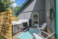 POOL! Hot Tub, Lake, and LOCATION! Hiking, Adventures or Relaxation