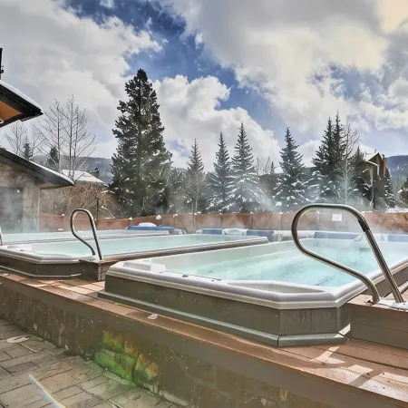 The Mogul Hut - Sleeps 7 - King + Queen + Bunks w/ Twin - Indoor Pool & Hot Tubs