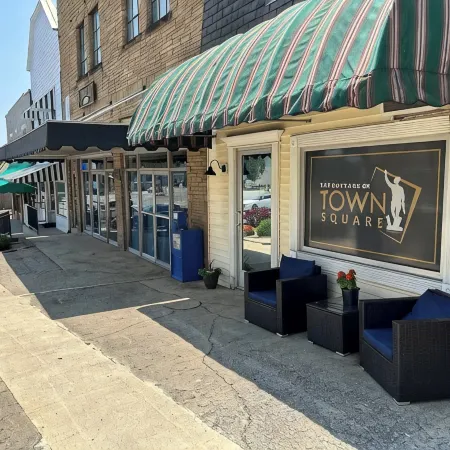 Studio Cottage on the Square, entire rental unit in Jamestown, Kentucky