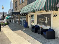 Studio Cottage on the Square, entire rental unit in Jamestown, Kentucky - Apartments