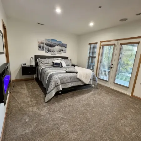 Spacious Eden Retreat – Modern Comfort, Scenic Views & Room for 11