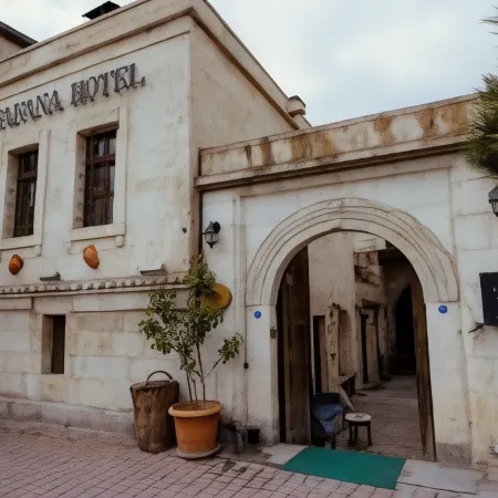 Tafana Cave & Stone Lodge