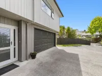 Stylish Tawa Retreat - Wifi