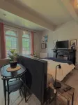 Posh Studio, King Bed, Prime Location with Free Parking - Bungalows