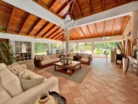 Luxury Villa w/ pool and jacuzzi! - chambre d’hôtes