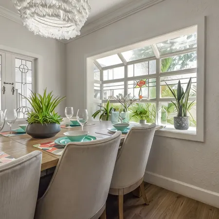 Perfect location 6 Bedroom, 4 Bathroom house. GameRoom,HeatedPool. 5min to Beach