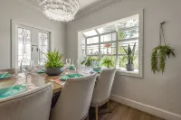 Perfect location 6 Bedroom, 4 Bathroom house. GameRoom,HeatedPool. 5min to Beach - Wi-Fi