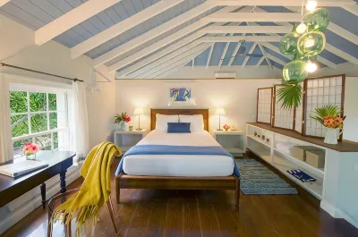 Historic 2BR 2BA Island Cottage on Private Estate  호텔