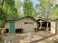 Designer Cottage-Highlands-Amazing Outdoor Living Spaces-Fireplace-Pet Friendly - ブティック