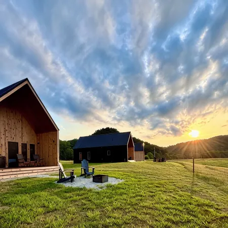 Knob Hill at Three Suns Cabins / River / Beach / Hot Tub / Romantic