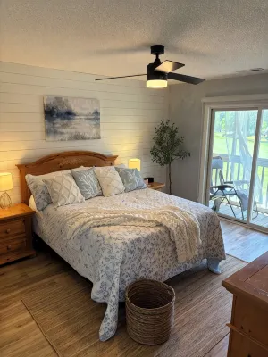 Beautiful Southport, Golf Frontage & Oak Island Beach club .New Quartz counters - 3 stjerner