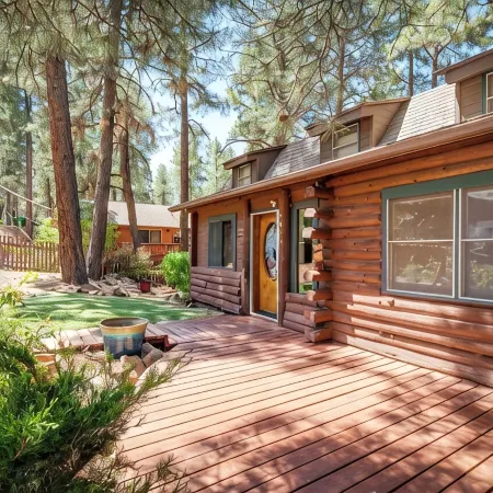 Stunning large Cabin with Hot tub, AC, Pool table, fenced yard
