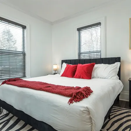 3 miles to B Ball, 5 min walk to Downtown! Stocked Kitchen, AC, WiFi, W/D
