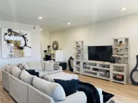 Modern & Luxurious Cozy<br>Downtown City View Getaway - Condos