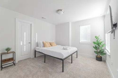 4BR/3.5BH Private Pool: 5M Airport, F1 & 2300 Sqft - Private Pools