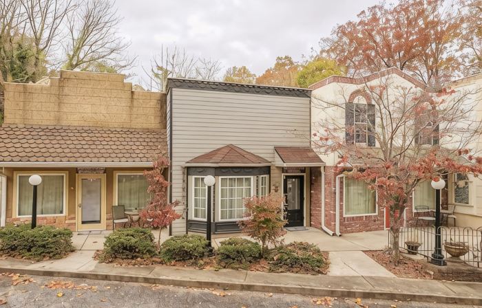 Haven at Hazel~Downtown Bungalow, cozy quarters for up to four, farmhouse chic.