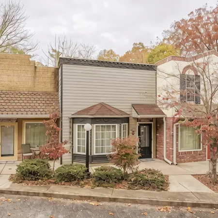 Haven at Hazel~Downtown Bungalow, cozy quarters for up to four, farmhouse chic.