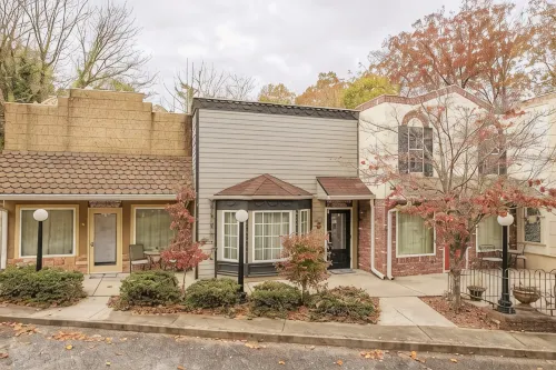 Haven at Hazel~Downtown Bungalow, cozy quarters for up to four, farmhouse chic. - Homestays