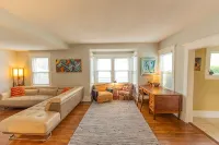 Great Space! 2 Blocks from Downtown Lee's Summit! - 2성급