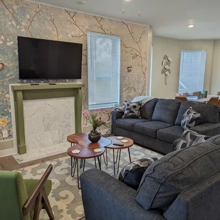 Bright and Spacious 5 BR Home Close to downtown. Pet-Friendly!