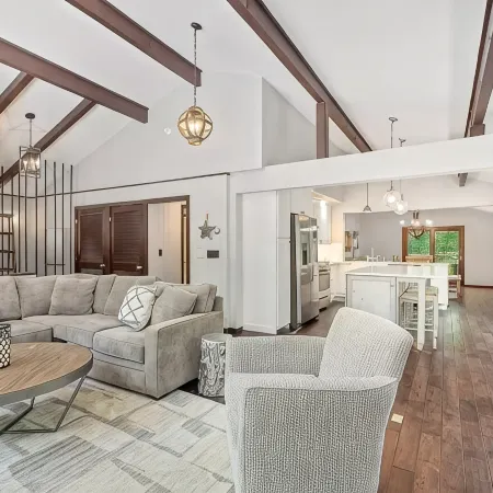 Shuttle to Village/lifts5 miles to base! Cozy Chalet!