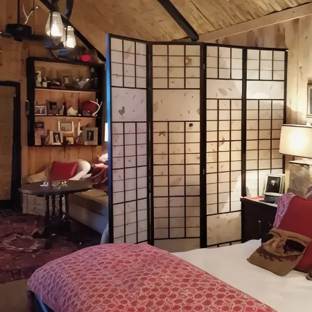 Cottage on riverbank one mile from Clarksdale in gated community