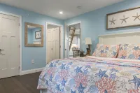 Modern Condo in Historic Marblehead, Walk everywhere, Parking, A/C, Deck & Grill