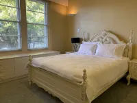 Captain’s Manor- perfect location! Close to everything around Corowa Rutherglen. Hotels in Corowa