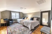 Charming Retro & Stylishly Updated Mid-Century Apartment Retreat Near Downtown