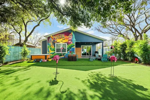Chic 4Br Austin Retreat w/ Cowboy Pool, Hot Tub & Sauna — Near Downtown