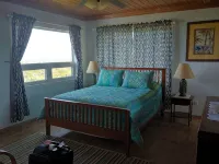 Secluded & Quiet Beachfront Home w/ Beautiful View on Lochabar Bay. Family fun! - 3 ดาว
