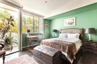 Marvelous, Art-Filled Loft with a Garden Terrace - บังกะโล