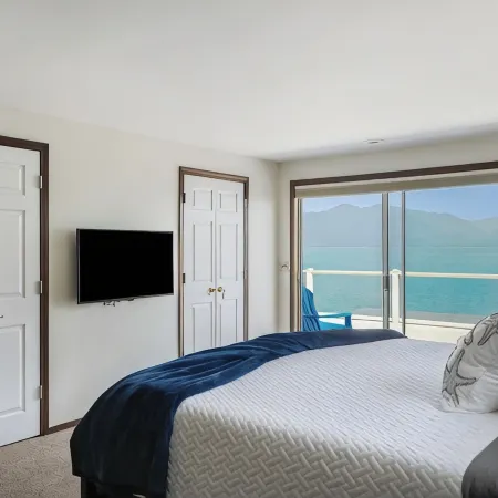 Beautiful Beach House and additional beach cabin with Olympic Mountain view