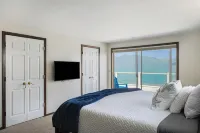 Beautiful Beach House and additional beach cabin with Olympic Mountain view