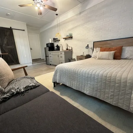 Modern And Spacious Studio Retreat Отели рядом с достопримечательностью «Торговый центр Triangle Town Center»