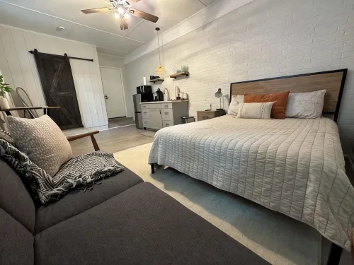 Modern And Spacious Studio Retreat - Homestays