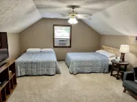 Spacious family Lodge with solar heated pool, hot tub, fire pit and EV charger. - 3 星級