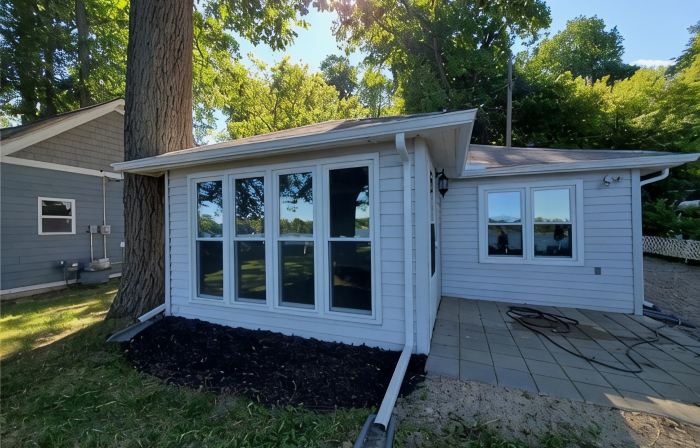 Cozy lakeside cottage near Downtown