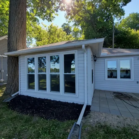 Cozy lakeside cottage near Downtown