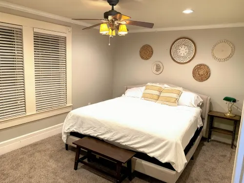 Bison Hall 7, no cleaning fee, near court square - 3-Star