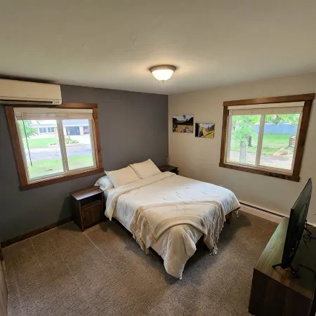 Luxurious remodel near historic downtown Hudson!