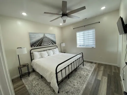 Located in Downtown Evanston, Walking distance to food, shops, and Train Depot. - Wifi
