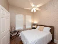 Charming 3-bedroom house with AC and WiFi in fabulous Luling Hotels in Luling