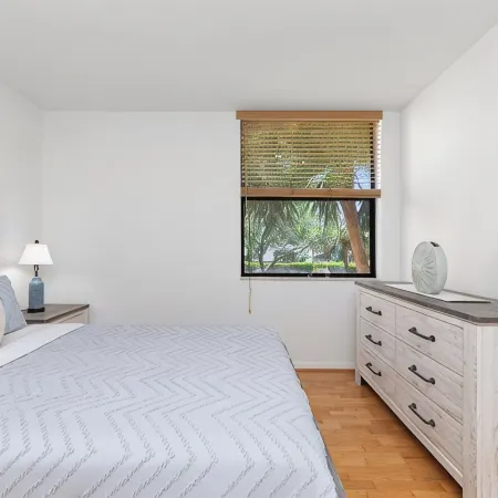 2-bedroom modern apt w/ king bed & pool, 10 min. to the beach!