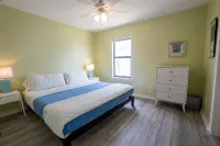 Private Waterfront Bay Beach. Huge Back Deck Overlooking the Bay.  Bring Dogs! - Balkon
