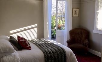 OJ's - Luxury Retreat Minutes from Shopping and Restaurants