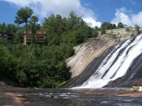 Stay Directly above Toxaway Falls with Breathtaking Mountain Views. - Bjergudsigt